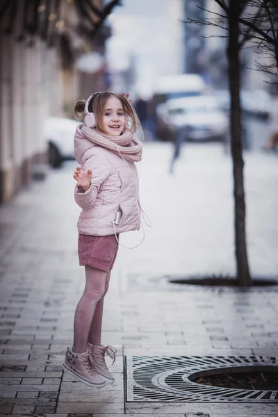Lat Stary Szczęśliwy Dziewczyna Modne Ciuchy Słucha Muzyki Jej Smartphone — Zdjęcie stockowe