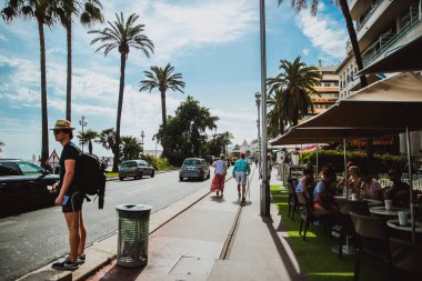 Nice, Fransa - 26 Haziran 2017: Birçok turist Akdeniz'deki Fransız Rivierası'nın İngiliz gezinti yolu boyunca yürüyor. Avrupa, Fransa