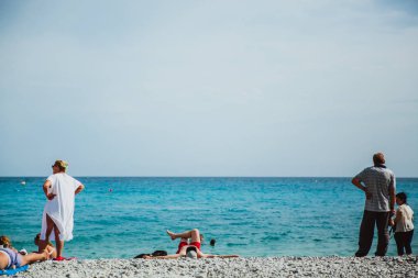 Nice, Fransa - 26 Haziran 2017: Akdeniz sahilinde güneşli havanın tadını çıkaran insanlar. Avrupa, Fransa