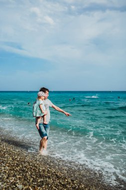 Baba ve kızı yaz aylarında kıyı boyunca yürürler. İngiliz gezinti, Nice, Fransız Rivierası, Fransa