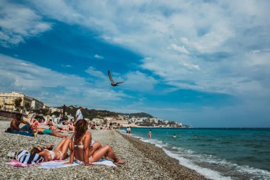 Nice, Fransa - 26 Haziran 2017: Akdeniz sahilinde güneşli havanın tadını çıkaran insanlar. Avrupa, Fransa
