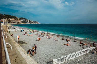 Nice, Fransa - 26 Haziran 2017: Akdeniz sahilinde güneşli havanın tadını çıkaran insanlar. Avrupa, Fransa
