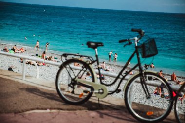 Nice, Fransa - 26 Haziran 2017: Birçok turist Akdeniz'deki Fransız Rivierası'nın İngiliz gezinti yolu boyunca yürüyor. Avrupa, Fransa