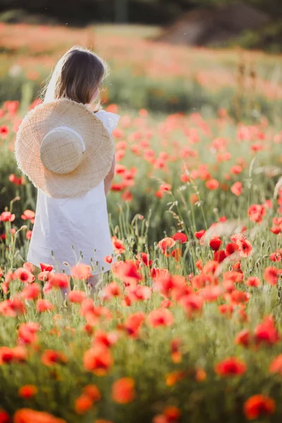Ein Kleines Mädchen Mit Hut Geht Durch Ein Mohnfeld Sommerzeit — Stockfoto