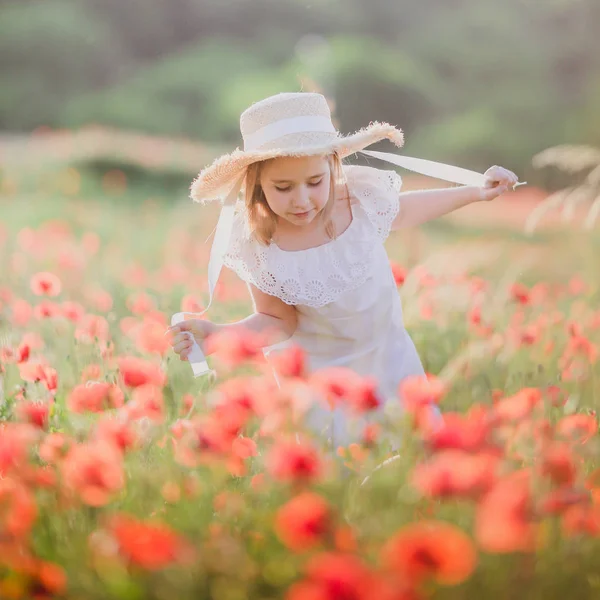 Little Girl Hat Walks Poppy Field Summer Time — Stock Photo, Image