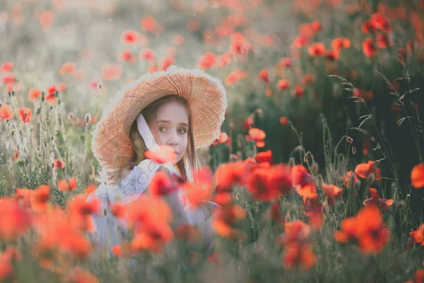 Ein Kleines Mädchen Mit Hut Geht Durch Ein Mohnfeld Sommerzeit — Stockfoto