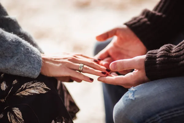 Recortado Disparo Joven Pareja Amor Cogido Mano Mientras Están Sentados —  Fotos de Stock