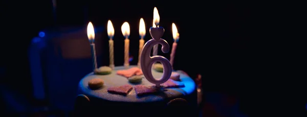 Urodziny Wielobarwny Ciasto Palenie Świec Wiek Świec Ciemne Tło Cukierki — Zdjęcie stockowe