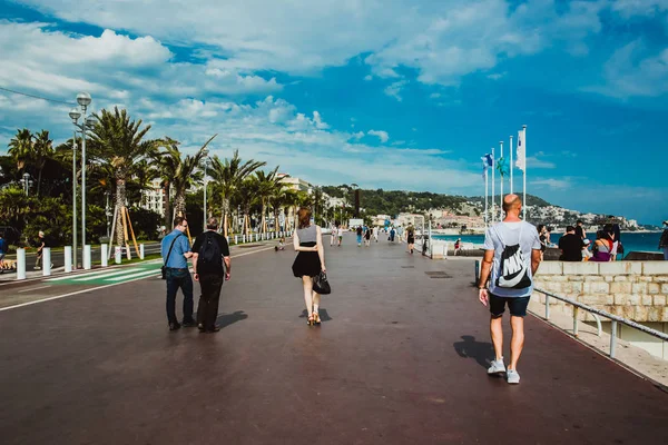 ニース フランス 2017 多くの観光客は 地中海でフランスのリビエラの英語の遊歩道に沿って歩きます ヨーロッパ フランス — ストック写真