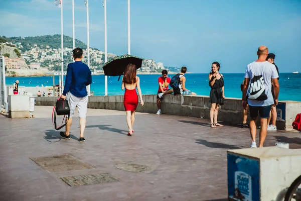 ニース フランス 2017 多くの観光客は 地中海でフランスのリビエラの英語の遊歩道に沿って歩きます ヨーロッパ フランス — ストック写真