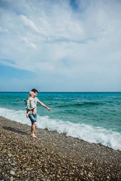 Padre Hija Caminan Largo Orilla Verano Paseo Inglés Niza Costa — Foto de Stock