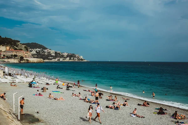 ニース フランス 2017 地中海のビーチで晴れた天気を楽しむ人々 ヨーロッパ フランス — ストック写真