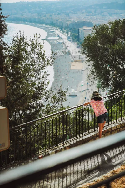 Lilla Flickan Ser Panoramautsikten Över Staden Nice Frankrike Sommar — Stockfoto