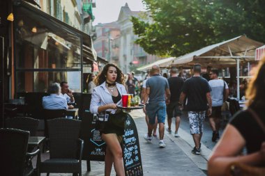 Nice, Fransa - 26 Haziran 2017: dış geleneksel lokali Restoran, Nice, Fransa, Avrupa'nın tarihi kent yaya caddesi içecekler sipariş kız garson taşır