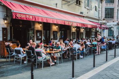 Nice, Fransa - 26 Haziran 2017: dış geleneksel lokali Restoran, Nice, Fransa, Avrupa'nın tarihi kent yaya caddesi