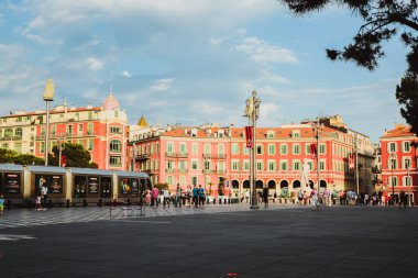Nice, Fransa - 26 Haziran 2017: Central Square - Place Massena, Simgesel Yapı Nice şehir. Sadece yaya bir kare, oteller, mağazalar ve restoranlarla çevrilidir. Fransa, Europe