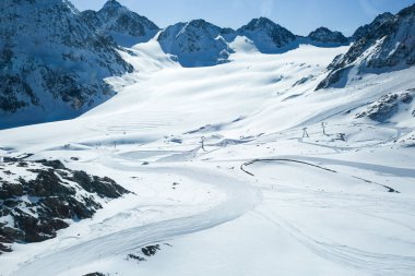Kış manzarası - kayak pistleri ile Kayak Merkezi Panoraması. Alpler. Avusturya. Pitztaler Gletscher. Wildspitzbahn. Kış sezonu