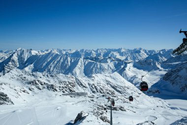 Kış manzarası - Kayak parkurlarının ve kayak teleferiği ile Kayak Merkezi Panoraması. Alpler. Avusturya. Pitztaler Gletscher. Wildspitzbahn. Kış sezonu