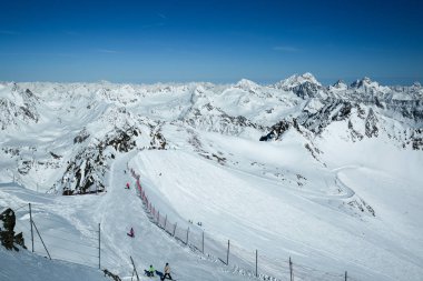 Kış manzarası - Kayak parkurlarının ve kayak teleferiği ile Kayak Merkezi Panoraması. Alpler. Avusturya. Pitztaler Gletscher. Wildspitzbahn. Kış sezonu