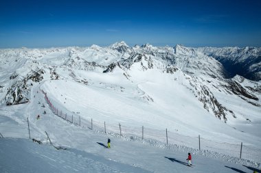 Kış manzarası - Kayak parkurlarının ve kayak teleferiği ile Kayak Merkezi Panoraması. Alpler. Avusturya. Pitztaler Gletscher. Wildspitzbahn. Kış sezonu