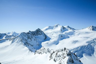 Kış manzarası - kayak pistleri ile Kayak Merkezi Panoraması. Alpler. Avusturya. Pitztaler Gletscher. Wildspitzbahn. Kış sezonu