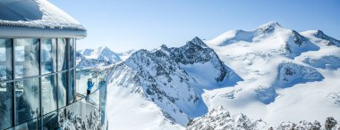 Cafe 3440 Pitztal Buzulu. Austrias en yüksek kahve evinde Tirol, Pitztal buzul ve kar panoramik dağ tepe dağ kaplı. Alpler. Avusturya. Pitztaler Gletscher. Wildspitzbahn