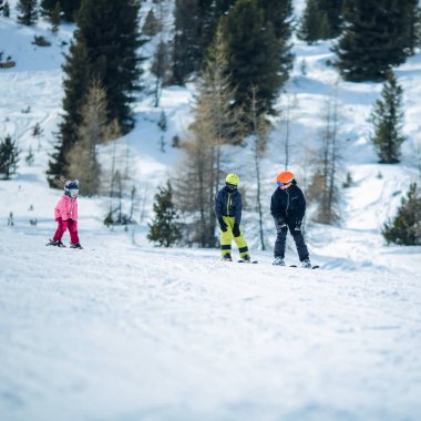 kış sahne: bir grup çocuk kayak öğrenme. Eğitmen yol iki çocuklar için gösterir.