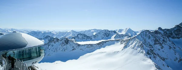 Cafe 3440 Pitztal Buzulu. Austrias en yüksek kahve evinde Tirol, Pitztal buzul ve kar panoramik dağ tepe dağ kaplı. Alpler. Avusturya. Pitztaler Gletscher. Wildspitzbahn