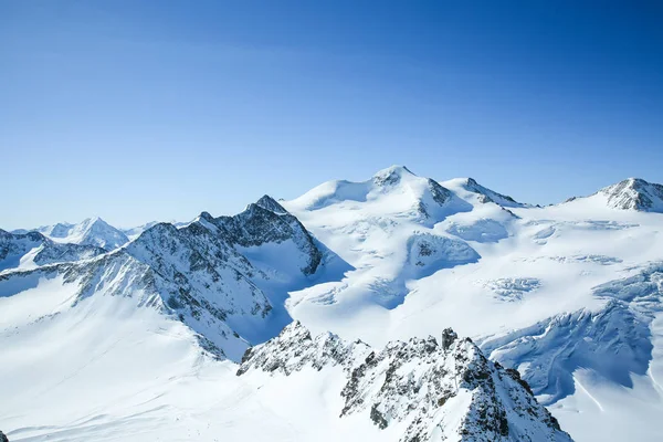 Kış manzarası - kayak pistleri ile Kayak Merkezi Panoraması. Alpler. Avusturya. Pitztaler Gletscher. Wildspitzbahn. Kış sezonu