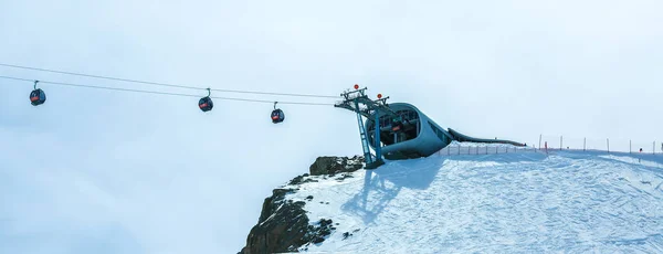 Paisagem Inverno Panorama Estância Esqui Com Pistas Esqui Teleféricos Alpes — Fotografia de Stock