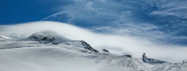 Witte Winter Bergen Bedekt Met Sneeuw Blauwe Bewolkte Hemel Alpen — Stockfoto