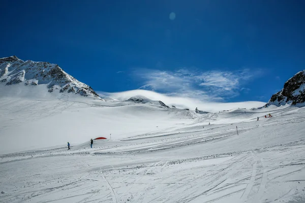 Witte Winter Bergen Bedekt Met Sneeuw Blauwe Bewolkte Hemel Berg — Stockfoto