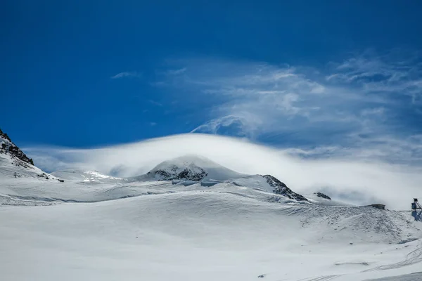 白色的冬山在蔚蓝多云的天空中覆盖着雪 阿尔卑斯山 奥地利 Pitztaler Gletscher 怀尔德斯佩茨巴恩冬季 — 图库照片