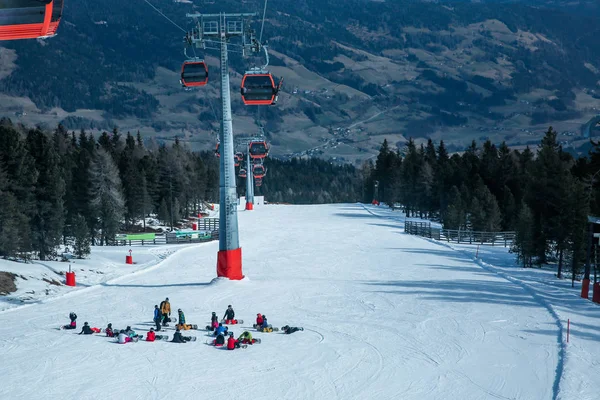 Lots Skiers Snowboarders Have Rest Slope Ski Resort View — Stock Photo, Image