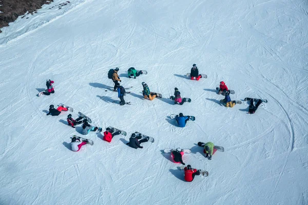 Kayakçılar ve Snowboard düşkünleri çok bir yamaçta Kayak Merkezi, dinlen. Yukarıdan görüntülemek