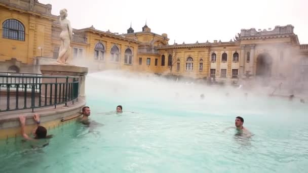 BUDAPEST, 24 ЯНВАРЯ 2019 Szechenyi Thermal Baths interior during winter, Budapest, Hungary, Europe — стоковое видео