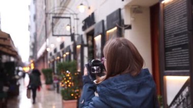 Kadın Avrupa şehir sokakta fotoğraf çeker. Avrupa'yı gezersin