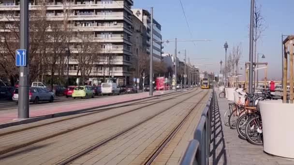 Boedapest, 19 januari 2019 weergave van tram verkeer op straten in Boedapest, Hongarije — Stockvideo