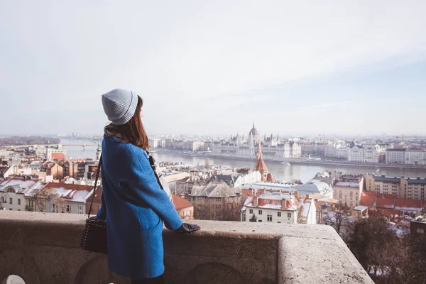 Kvinna som tittar ungerska parlamentet från synpunkt från Fisherman Bastion i Budapest, Ungern — Stockfoto