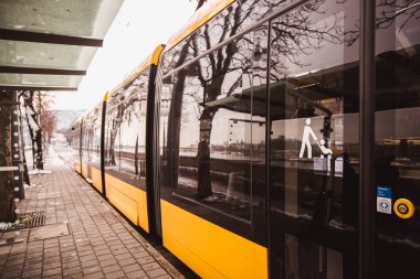 Kışın kar ile Budapeşte'de dolgu üzerinde tramvay yansıması