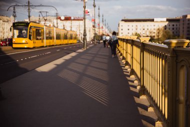Margaret Köprüsü'nde gün batımı, Margit, Budapeşte, Macaristan Tuna nehri üzerinde saklandı. Köprü Buda, Pest ve Margaret Adası bağlanır. Yaz zamanı. Odak Dışı Konsept