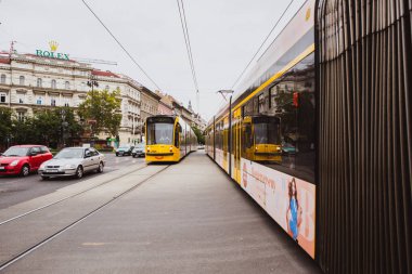 Budapeşte, Macaristan - 29 Eylül 2018: Budapeşte'nın Andrassy Caddesi üzerinde bir gülümseme ile sarı tramvay.