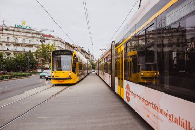 Budapeşte, Macaristan - 29 Eylül 2018: Budapeşte, Macaristan orta kısmında Andrassy Caddesi üzerinde bir gülümseme ile sarı tramvay.