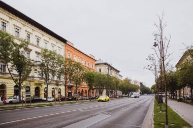 Budapeşte, Macaristan - 29 Eylül 2018: Budapeşte'nin orta kesiminde terez bulvarı üzerinde yaya geçidi. Macaristan.