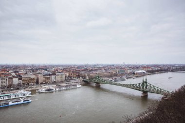 İlkbaharda Macaristan'ın Citadella kentinden Budapeşte ve Tuna Nehri manzarası