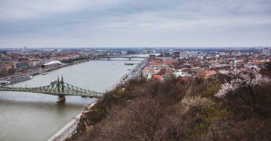 İlkbaharda Macaristan'ın Citadella kentinden Budapeşte ve Tuna Nehri manzarası