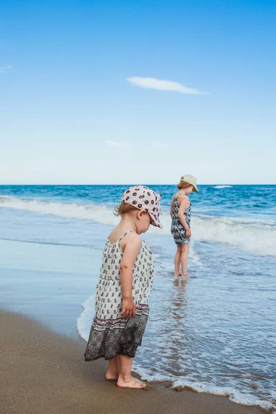 Adorables Niñas Caminando Wateron Playa Mar Mediterráneo España — Foto de Stock