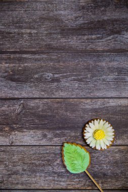 Ahşap arka planda el boyalı zencefilli papatya. Üst te. 8 Mart Kadınlar Günü'ne hediye olarak tatlı tatlı