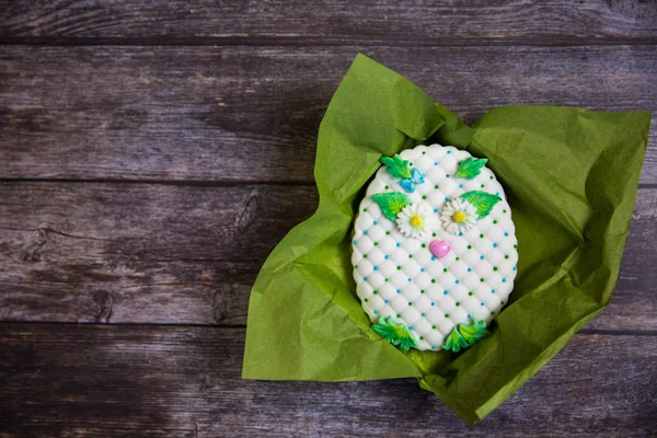 Runde handbemalte Lebkuchen auf Holzgrund. weiße Eule. flach lag. Kopierraum. süßes Dessert als Geschenk zum Frauentag am 8. März — Stockfoto