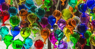 Venedik, İtalya 'nın sanatsal cam dükkanında rengarenk cam balonlar..